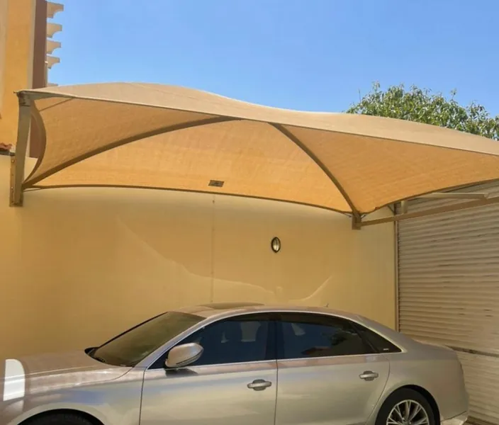 مظلة سيارات بهيكل حديدي فوق موقف منزلي