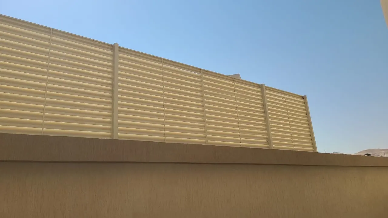 سواتر خصوصية مركبة فوق سور منزل سكني